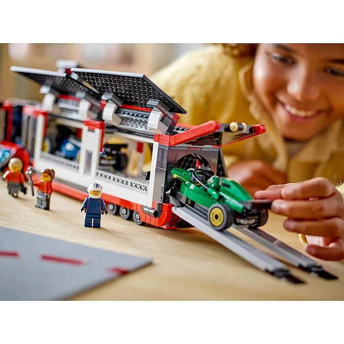 Конструктор LEGO City Грузовик F1 с автомобилями RB20 и AMR24 (60445)