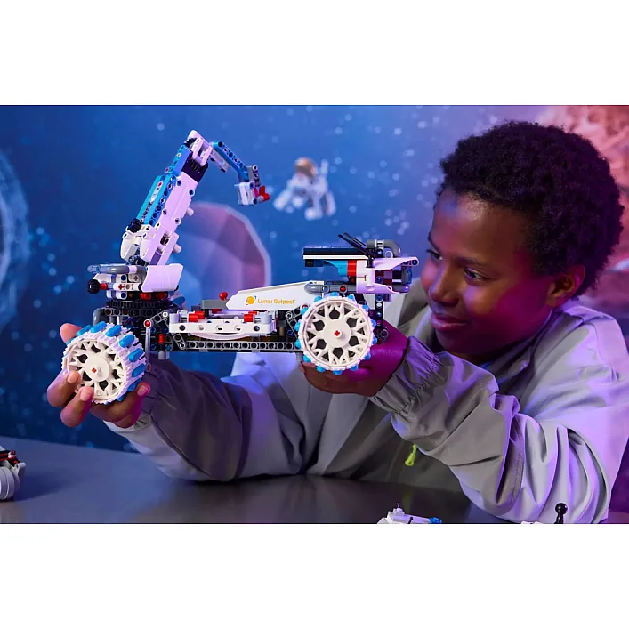 Конструктор LEGO Technic Місяцехід Lunar Outpost. Космічний корабель (42211)