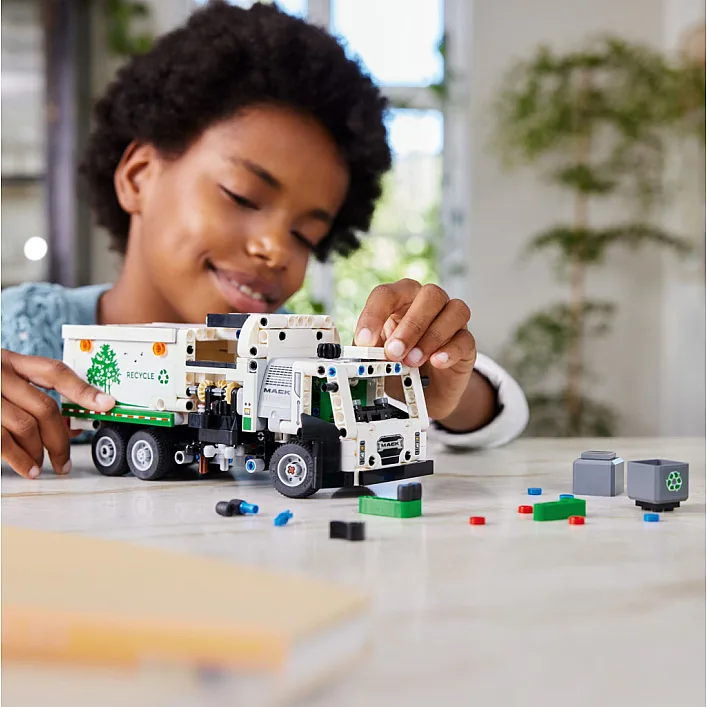 Конструктор LEGO Technic Мусоровоз Mack LR Electric 503 деталей (42167)