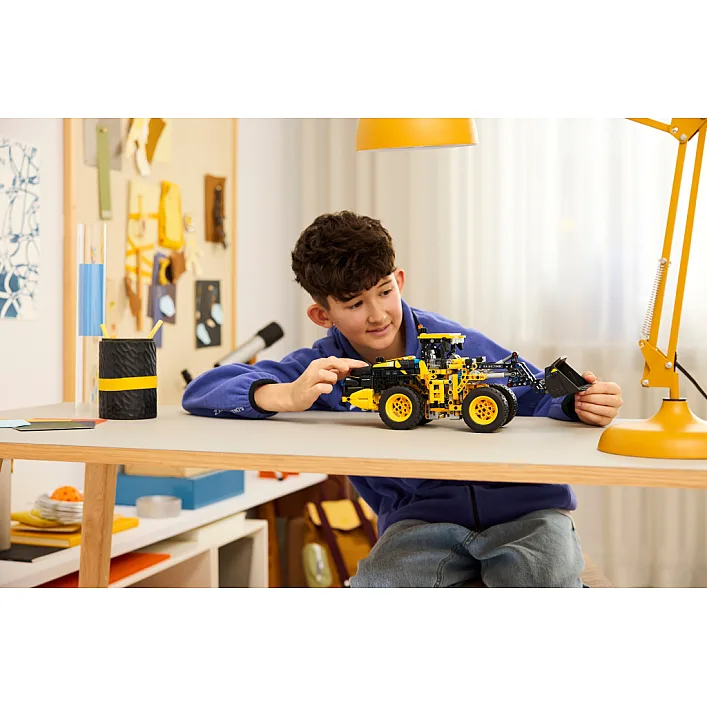 Конструктор LEGO Technic Колесный погрузчик Volvo L120 Electric (42209)
