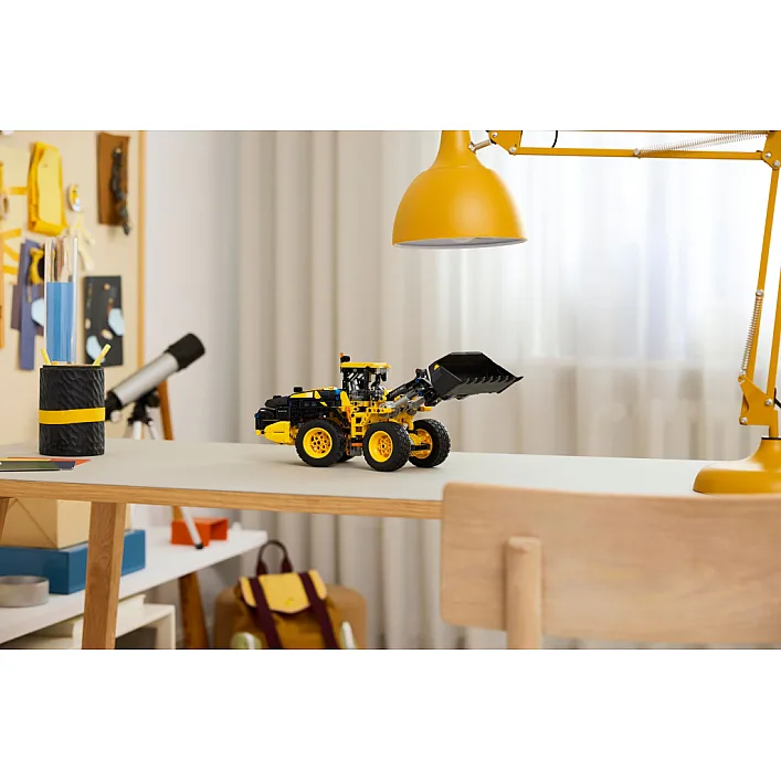 Конструктор LEGO Technic Колесный погрузчик Volvo L120 Electric (42209)