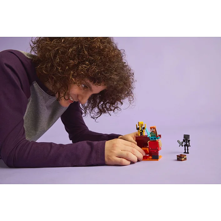 Конструктор LEGO Minecraft Битва с лавой в Незере (21266)