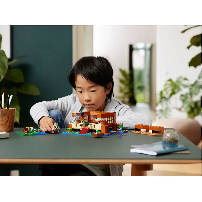 Конструктор LEGO Minecraft Дом в форме лягушки 400 деталей (21256)
