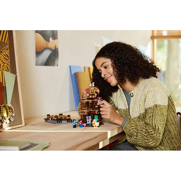Конструктор LEGO Minecraft Бійцівський ринг у лісовому маєтку (21272)