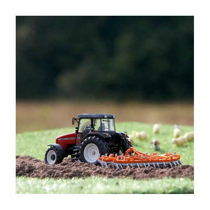 Модель Britains Трактор Massey Ferguson 6290 з культиватором 1:32 (43335)