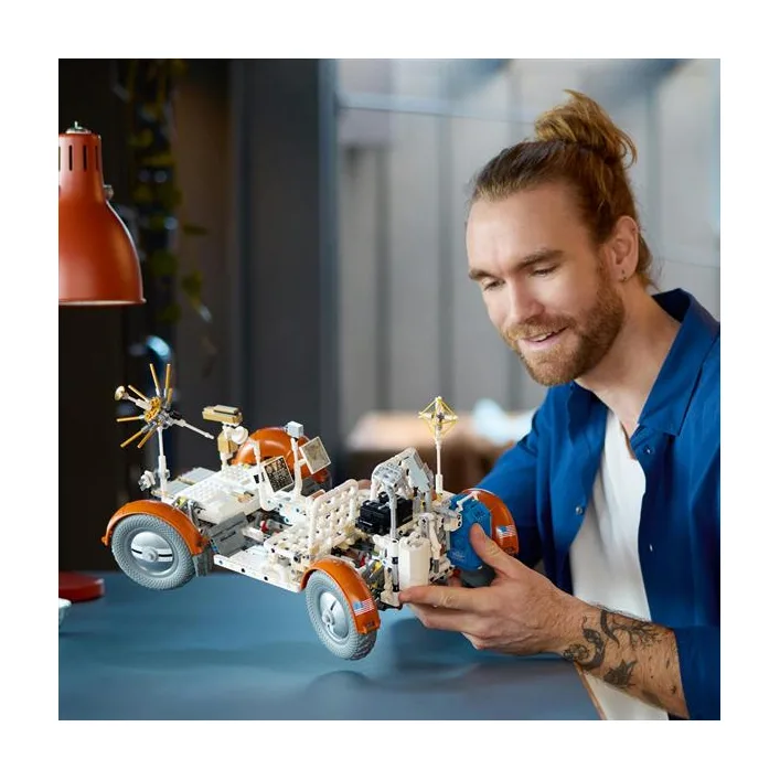 Конструктор LEGO Technic Лунный автомобиль NASA Apollo 1913 деталей (42182)